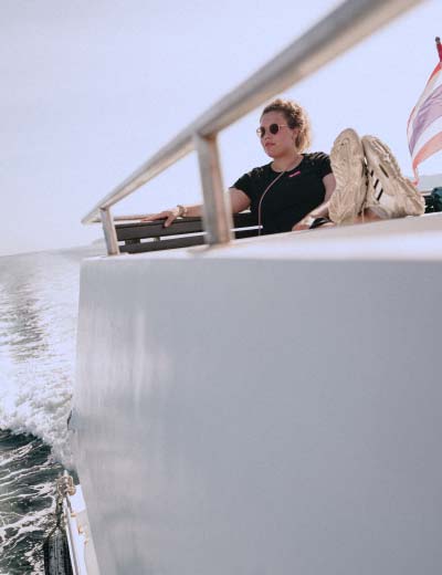 Lara auf dem Boot